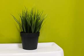 Stylish 2 Bedroom Apartment Near the City Centre