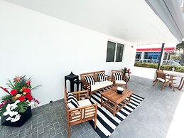 The Pearl Beachside Apartments on Hollywood Beach Broadwalk