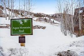3 Bedroom Mountain Vacation Rental Located 2 Blocks From the Silver Qu