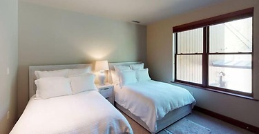 Westhaven 3 Bedroom Luxury Condo in Cascade Village, Steps to Chair Li