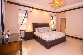 Bella Vista 3F- 3 bdr 3 1 2 Bath Family