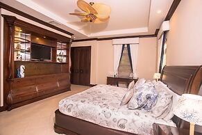 Bella Vista 3F- 3 bdr 3 1 2 Bath Family