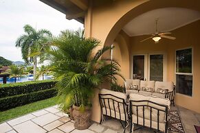 Bella Vista 3F- 3 bdr 3 1 2 Bath Family