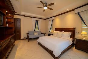 Bella Vista 3F- 3 bdr 3 1 2 Bath Family