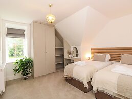 The Arthur Suite Stone Cross Mansion