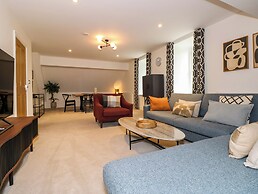 The Arthur Suite Stone Cross Mansion