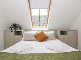 The Arthur Suite Stone Cross Mansion