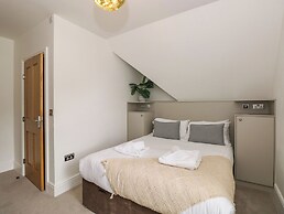 The Arthur Suite Stone Cross Mansion