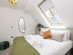 The Arthur Suite Stone Cross Mansion