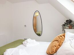 The Arthur Suite Stone Cross Mansion