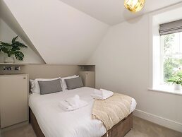 The Arthur Suite Stone Cross Mansion