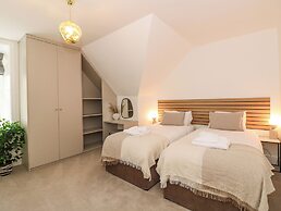 The Arthur Suite Stone Cross Mansion