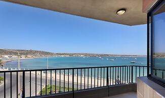 Seafront 2 Bedroom Apartment Overlooking Bay