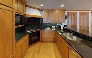 Slopeside 2 Bedroom Gold-rated Residence at Golden Peak in Vail Villag