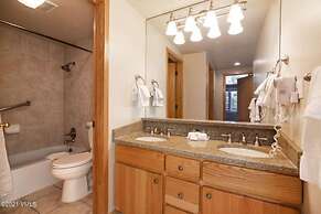 Slopeside 2 Bedroom Gold-rated Residence at Golden Peak in Vail Villag