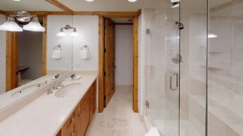 Slopeside 2 Bedroom Gold-rated Residence at Golden Peak in Vail Villag