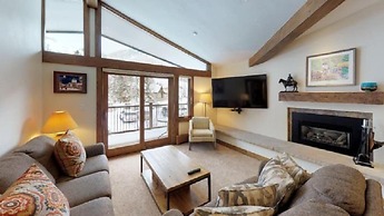 Slopeside 3 Bedroom Gold-rated Residence at Golden Peak Steps to Vail 