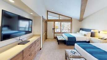Slopeside 3 Bedroom Gold-rated Residence at Golden Peak Steps to Vail 