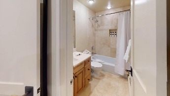 Slopeside 3 Bedroom Gold-rated Residence at Golden Peak Steps to Vail 