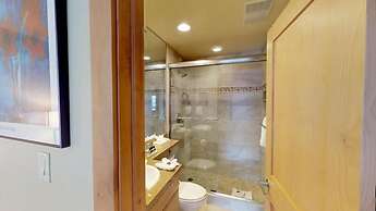 Slopeside 3 Bedroom Gold-rated Residence at Golden Peak Steps to Vail 