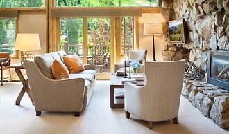 Slopeside 3 Bedroom Gold-rated Residence at Golden Peak Steps to Vail 