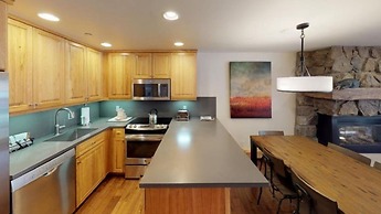 Slopeside 3 Bedroom Gold-rated Residence at Golden Peak Steps to Vail 