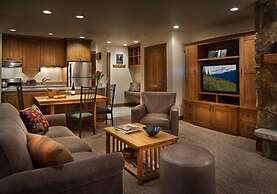 Slopeside 3 Bedroom Platinum-rated Residence at Golden Peak, Steps to 