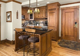 Slopeside 3 Bedroom Platinum-rated Residence at Golden Peak, Steps to 