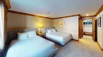 Slopeside 3 Bedroom Platinum-rated Residence at Golden Peak, Steps to 