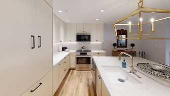 Slopeside 3 Bedroom Platinum-rated Residence at Golden Peak, Steps to 