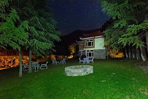 Pine Park Edge Resort Khanian