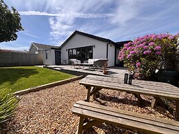 Stylish, Dog Friendly Coastal Bungalow With Garden