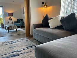 Stylish, Dog Friendly Coastal Bungalow With Garden