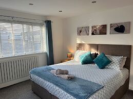 Stylish, Dog Friendly Coastal Bungalow With Garden