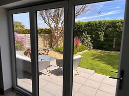 Stylish, Dog Friendly Coastal Bungalow With Garden