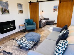 Stylish, Dog Friendly Coastal Bungalow With Garden