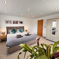 Stylish, Dog Friendly Coastal Bungalow With Garden