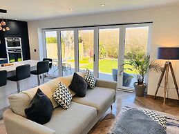 Stylish, Dog Friendly Coastal Bungalow With Garden
