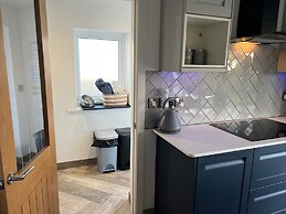 Stylish, Dog Friendly Coastal Bungalow With Garden