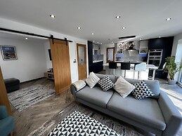 Stylish Modern Home With Parking, Enclosed Garden