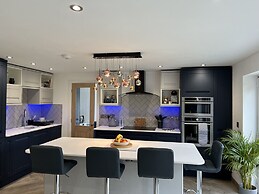 Stylish Modern Home With Parking, Enclosed Garden