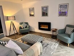 Stylish Modern Home With Parking, Enclosed Garden