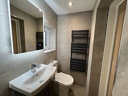 Stylish Modern Home With Parking, Enclosed Garden