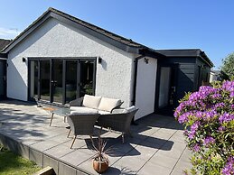 Stylish Modern Home With Parking, Enclosed Garden