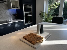 Stylish Modern Home With Parking, Enclosed Garden