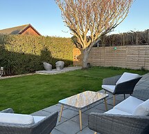 Stylish Modern Home With Parking, Enclosed Garden