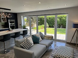 Stylish Modern Home With Parking, Enclosed Garden