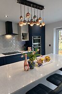 Stylish, Dog Friendly Coastal Bungalow With Garden