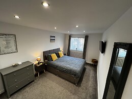 Stylish Modern Home With Parking, Enclosed Garden