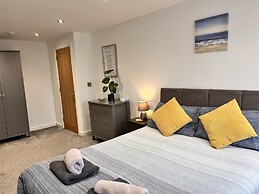 Stylish Modern Home With Parking, Enclosed Garden